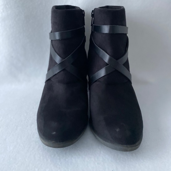 Crown Vintage Size 8M Black Block Heel Bootie. - Picture 4 of 8